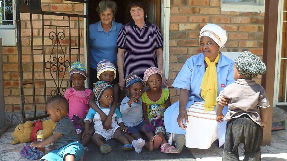 Helga Pichler (hinten rechts) sammelt wieder für Afrika