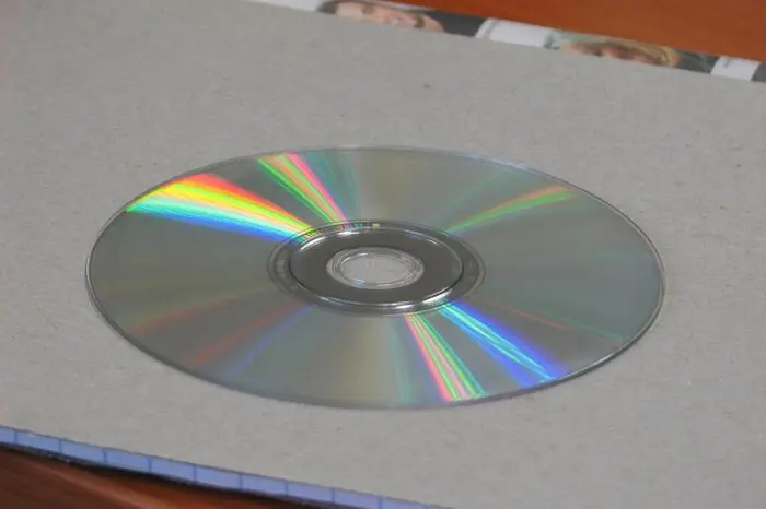 Die CD (Compact Disc) wurde von Sony und Phillips entwickelt. Auf den Markt kam sie 1982 und machte schnell Kassetten und Schallplatten Konkurrenz. Sie kann bis zu 90 Minuten lange Audiodateien speichern. Heute kommt sie immer noch zum Einsatz, verliert aber immer mehr an Bedeutung. Musikliebhaber greifen öfter zu Schallplatten. In vereinzelten Nischen wie zum Beispiel Schlager- und Volksmusik gibt es aber noch immer eine große Nachfrage nach CDs.