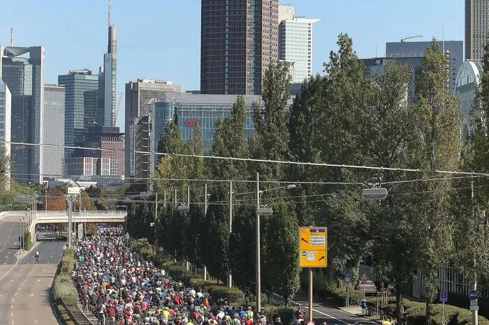 An einer Fahrrad-Sternfahrt und einer Großdemonstration gegen die Internationale Automobilmesse beteiligten sich nach Angaben der Polizei rund 15.000 Menschen.