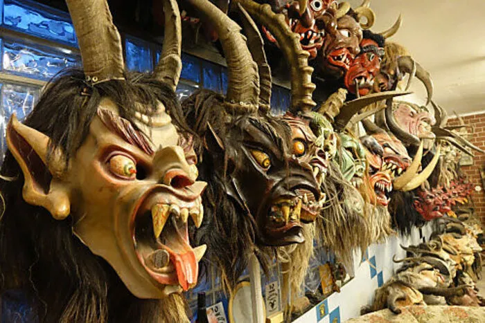 Nach Krampusläufen in Scheifling und Knittelfeld wird heftig diskutiert: Zuschauer sollen Läufer attackiert und sogar verletzt haben. Ein Vorfall wurde zufällig gefilmt und live übertragen.