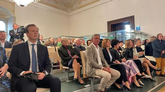 Der Gästebereich der Landstube ist an diesem Dienstag gefüllt. Die designierten Landesräte Karlheinz Kornhäusl und Simone Schmiedtbauer nehmen mit ihren Familien Platz