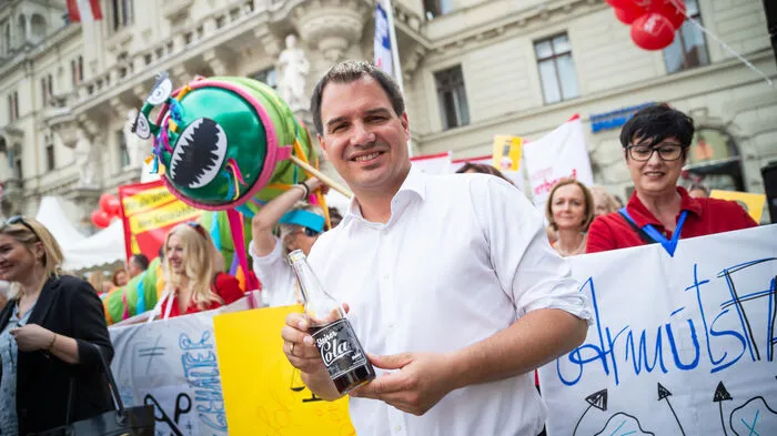 Trumpkritiker Michael Schickhofer trank in Graz ausdrücklich "Steirercola"