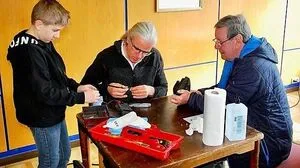 Erfolgreiche Reparierer: Jamies Wendling mit Opa Heinz (von links) und einem Besucher 