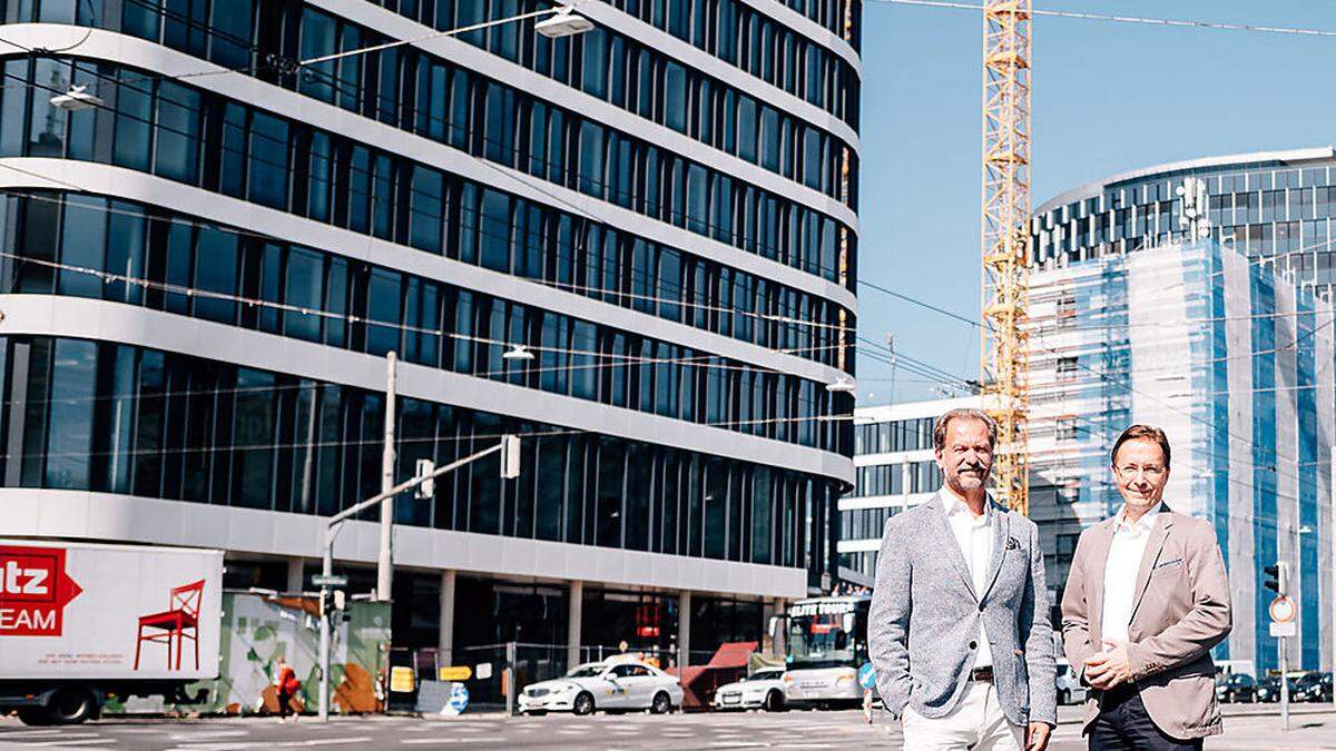 Vor der Merkur-Baustelle in  der Conrad-von-Hötzendorfstraße: Vorstandsdirektor Andreas Stettner, Projektleiter Wolfgang Halsegger