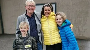 Strahlende Gesichter: Der neue Lavamünder Bürgermeister Wolfgang Gallant mit Frau Andrea und den Söhnen Niklas (11) und Noah (8) 