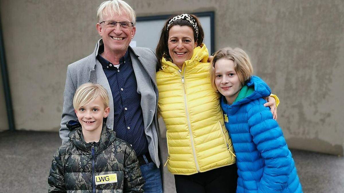 Strahlende Gesichter: Der neue Lavamünder Bürgermeister Wolfgang Gallant mit Frau Andrea und den Söhnen Niklas (11) und Noah (8) 