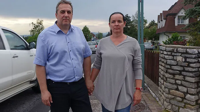 Ingo Reichmann und Verena Siegl auf dem viel befahrenen B68-Abschnitt in Wünschendorf