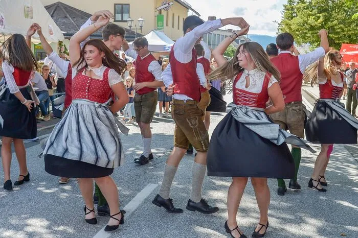 Der Bieranstich erfolgte in gekonnter Manier durch Bürgermeister Thomas Seelaus und Renè Schüssler, Obmann des ÖKB Preitenegg. Danach gab die Trachtenkapelle ein Platzkonzert. Die Landjugend tanzte am Dorfplatz auf und Franz Grasser, auch „Huiii“ genannt, spielte mit seinen Freunden in den Zelten der Vereine flott auf. 
