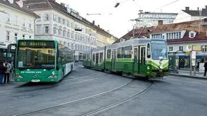 Sujetbild mit Bus und Bim am Jakominiplatz
