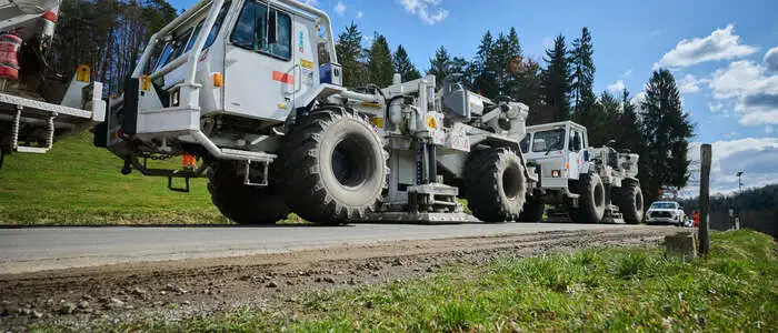Spezial-Lkw im Einsatz: Zwischen Februar und April wurden in der Steiermark seismische Messungen entlang einer rund 900 Kilometer langen Messstrecke durchgeführt