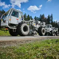 Spezial-Lkw im Einsatz: Zwischen Februar und April wurden in der Steiermark seismische Messungen entlang einer rund 900 Kilometer langen Messstrecke durchgeführt