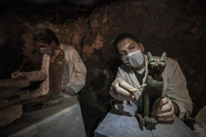 Katzen genossen im alten Ägypten eine besondere Stellung. Sie galten als heilig und wurden oftmals als religiöse Opfergaben einbalsamiert.