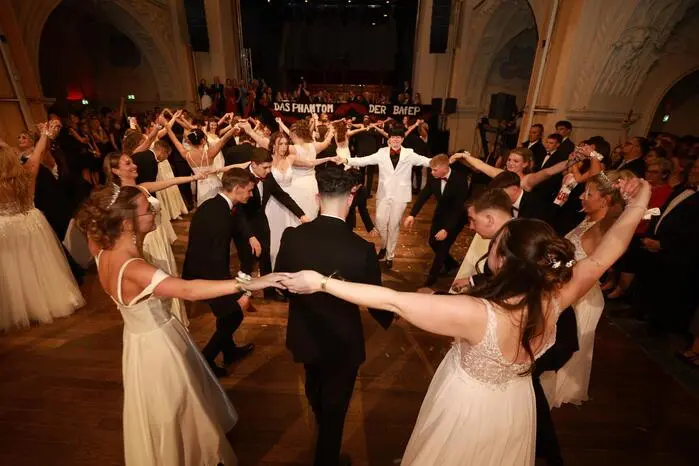 Den offiziellen Auftakt des Abends markierte die festliche Polonaise, die den Ball eröffnete.
