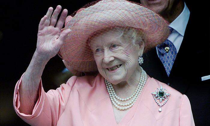 Die "Queen Mum" Elizabeth Bowes-Lyon. Bis zu ihrem Tod im Jahr 2002 war sie die beliebteste der Royals. Jetzt maulte Nigel Farage über diese Ikone.
