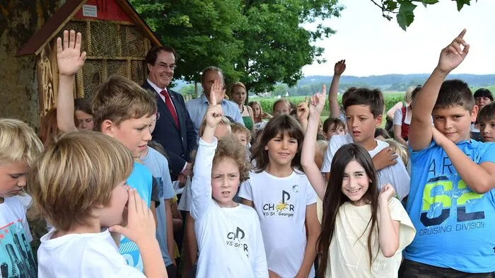 Hans Roth von „Saubermacher“ finanzierte aus Anlass seines 70. Geburtstages rund 70 „Bienenhotels“ – auch bekannt als „Insektenhotels“ - die er steiermarkweit an Volksschulen verteilt. Nun übergab er ein solches an die Volkschule St. Georgen an der Stiefing.