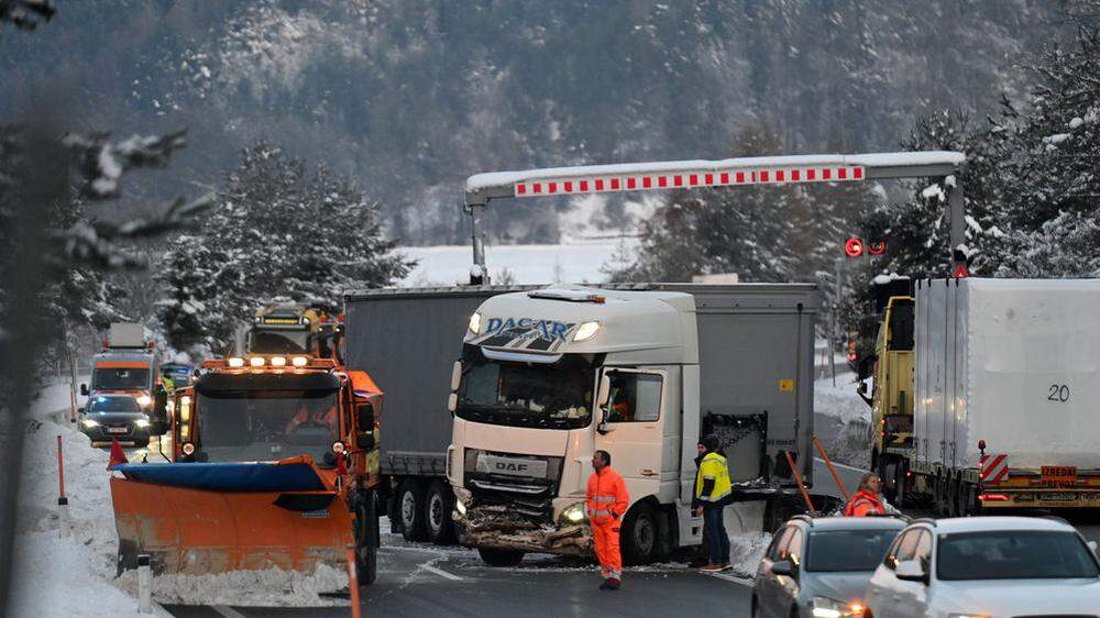Nach einem Lkw-Unfall kurz nach St. Niklas musste die Autobahn gesperrt werden