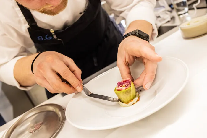 Mit etwas Übung ist es keine große Hexerei, aus den fein geschnittenen Rettichblättern eine Rose zu formen