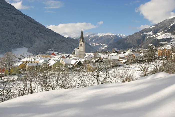 Obervellach. Ein Quotenhit war der Landkrimi „Waidmannsdank“ (2019) von Regisseur Daniel Prochaska. Mehr als 900.000 Zuseher waren bei der Erstausstrahlung dabei, als Oberinspektorin Ilse Acham (Pia Hierzegger) und Dorfpolizistin Martina Schober (Jutta Fastian) im Mölltal ermittelten. Von Obervellach zeigten sich alle begeistert. „Wir sind sehr glücklich, dass wir hier drehen können.“