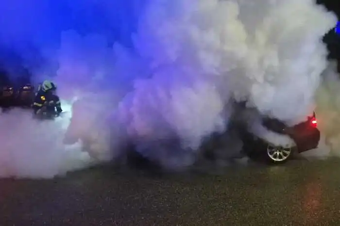 Am Freitagabend breitete sich aus noch unbekannter Ursache ein Feuer im Motorraum eines Pkw aus.