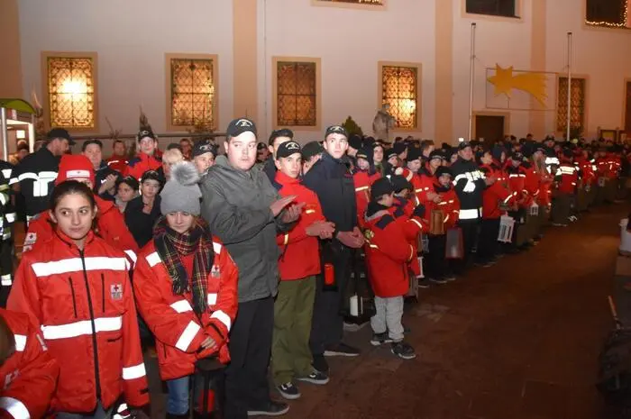 Der Bereichsjugendbeauftragte und Kommandant der Ebersdorfer Feuerwehr, Jürgen Stark, konnte zur feierlichen Friedenslichtübergabe zusätzlich zur Feuerwehrjugend aus dem Bereich Hartberg auch junge Florianis aus dem Burgenland und eine Abordnung des Roten Kreuzes begrüßen.