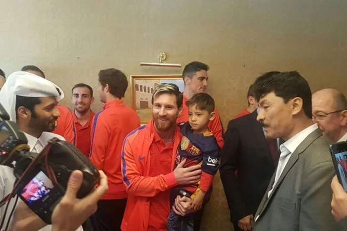 Der zu Internetberühmtheit gekommene fünfjährige afghanische Fan von Fußballstar Lionel Messi, Murtasa Ahmadi, ist in Katar nun mit seinem Idol zusammengetroffen.