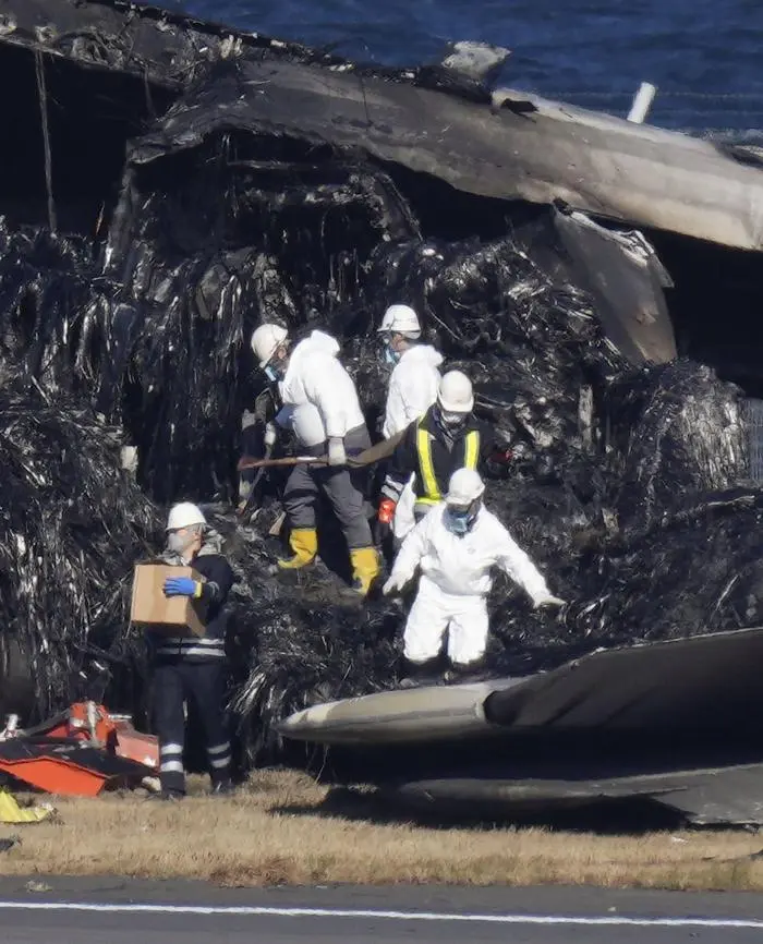 Japan Airlines plane fire at Haneda airport Inspectors examine a burnt-out Japan Airlines plane on Jan. 4, 2024, after it caught fire on a runway at Haneda airport in Tokyo on Jan. 2 following a collision with a Japan Coast Guard aircraft while landing. PUBLICATIONxINxAUTxBELxBIHxBULxCZExDENxESTxFINxFRAxGEOxGERxGRExHUNxISLxIRLxITAxLATxLTUxLUXxLIExMKDxNORxPORxPOLxROUxSVKxSUIxSRBxSLOxESPxTURxUKxUAExONLY A14AA0002291638P