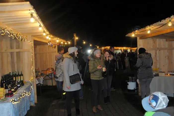 Am Badesee in Sinabelkirchen lag ein Duft von Mehlspeisen, Punsch, Glühwein und anderen Getränken, wie Aroniasaft, in der Luft. Im Hintergrund wurden leise Weihnachtslieder angestimmt.