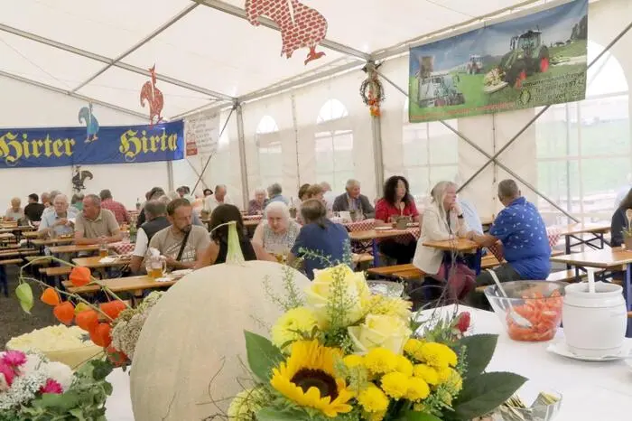 Hunderte Besucher waren heute am Eröffnungstag wieder zu den „Futterstellen“ gepilgert.