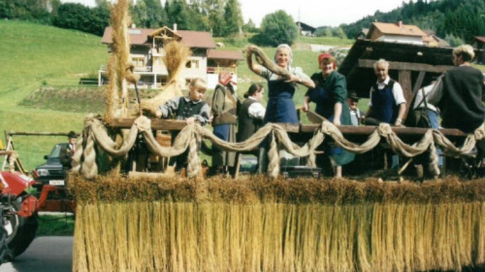 Seit 1950 tragen die weiblichen Mitglieder der Metnitztaler Landjugend die selbe Tracht. Klicken Sie sich durch die Bilder...