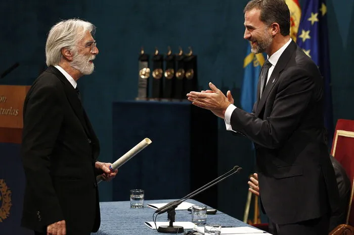 Hier ist er mit dem heutigen spanischen Thronfolger Felipe VI., als er 2013 den mit 50.000 Euro dotierten Prinzessin-von-Asturien-Preis entgegennahm.