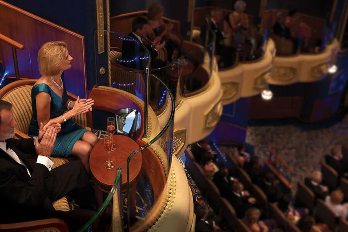 Das Royal Court Theatre für 800 Besucher geht über vier Decks.
