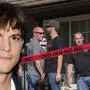 Ashton Kutcher ist betroffen und fordert Reform des Waffengesetzes
