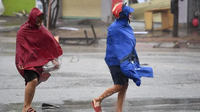 Südostasien kommt nicht zur Ruhe: Mit Windgeschwindigkeiten bis 135 Stundenkilometer ist der Taifun "Doksuri" über Vietnam hereingebrochen.
