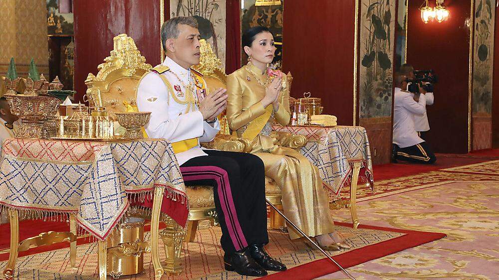 Der neue König Maha Vajiralongkorn mit Königin Suthida 