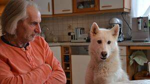 Hundebesitzer Hartmut Seme mit seiner Hündin Lila, die eine Vergiftung knapp überlebt hat