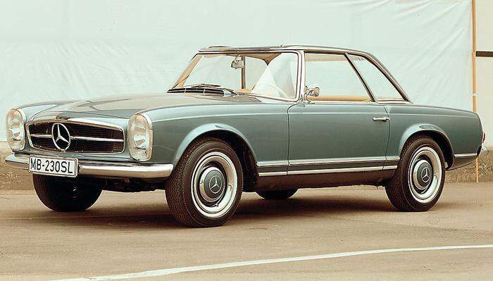 Der Mercedes-Benz 230 SL erscheint 1963 in ungewohnt nüchterner Form