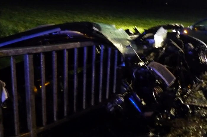 Das Auto, ein Audi, wurde völlig zerstört.