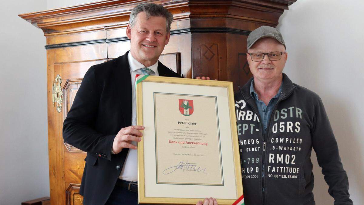 Peter Kilzer freute sich, die Dank- und Anerkennungs-Urkunde von Bürgermeister Christian Scheider entgegenzunehmen