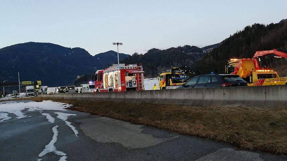 Schwerer Unfall kurz vor der Landesgrenze zur Steiermark 