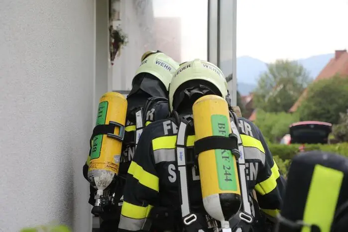 Ausgerüstet mit schwerem Atemschutz drangen sie in den verrauchten Kellerbereich vor und begannen unverzüglich mit der Brandbekämpfung. Zusätzlich wurde der betroffene Bereich durch eine Druckbelüftung rauchfrei gehalten.