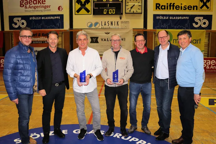 Applaus gab’s von Papa Franco Foda. Der ÖFB-Teamchef übergab mit U21-Teamchef Werner Gregoritsch wieder den Lipizzanerheimat-Award. Heuer wurden Andreas Appler (Atus Bärnbach) und Stefan Baudendistel (ASK Köflach) geehrt. „Foda war fünf Stunden in der Halle und hat hunderte Fotos mit Fans gemacht. Gregoritsch hat sogar ,Schlussdienst’ gemacht, er hat bis Mitternacht Interviews und Autogramme gegeben“, so Bratschko.