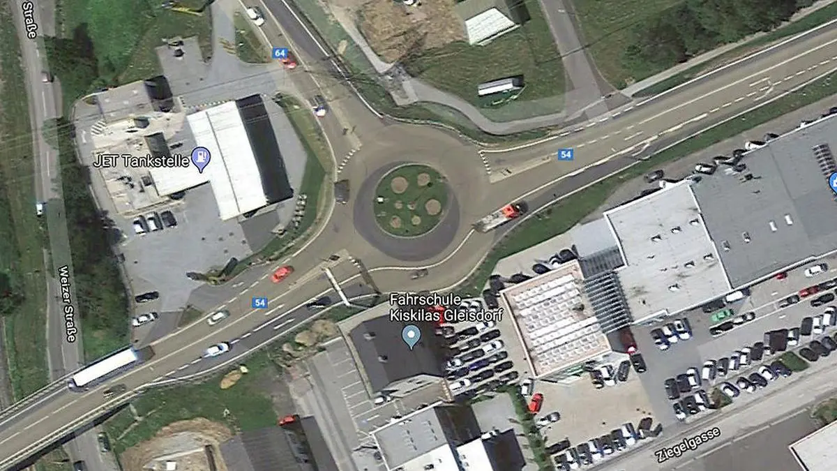 Am Kreisverlehr B54/B64 kann man ab heuer von der Hartbergerstraße (rechts im Bild) direkt Richtung Weiz abbiegen, ohne in den Kreisverkehr einfahren zu müssen