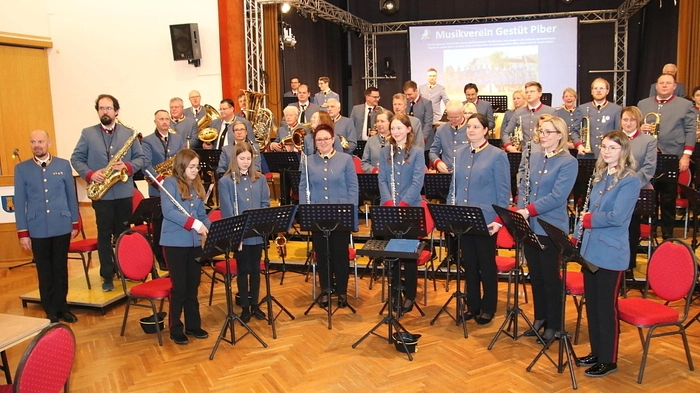 Unter Kapellmeister Helmut Hofrichter liefen die Musikerinnen und Musiker des offiziellen Musikvereines der Lipizzanerheimat zur Höchstform auf. Mit Melodien unter anderen von Johann Strauss Junior, Giuseppi Verdi, Carl Michael Ziehrer, Tina Turner und Freddy Quinn begeisterten sie ihr Publikum.