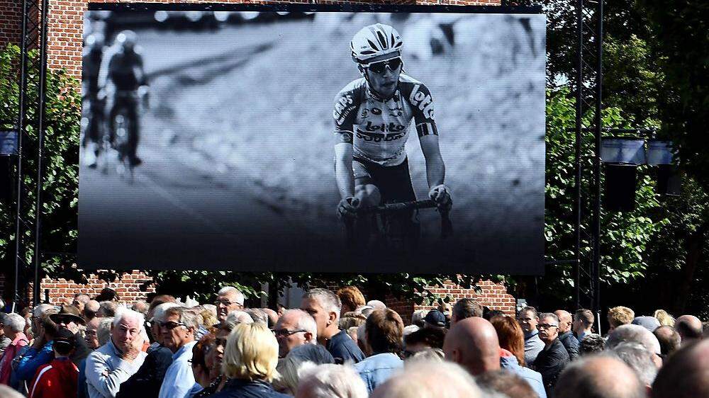 Der verstorbene belgische Radfahrer Bjorg Lambrecht wurde in seiner Heimatstadt unter großer Anteilnahme zu Grabe getragen