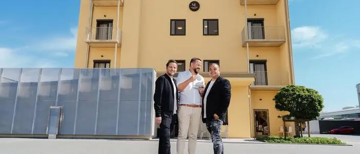 Christian Marent, Bernhard Langer und Alexander Marent vor dem neuen ML Businesshotel in Lannach