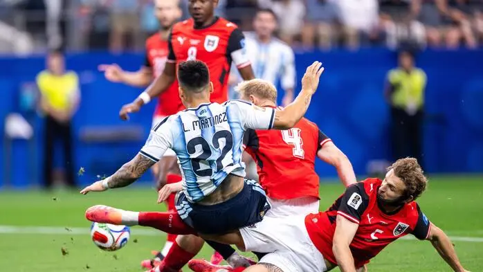 Vor dem Elfmeter traf Stefan Posch Argentiniens Stürmer Lautaro Martinez
