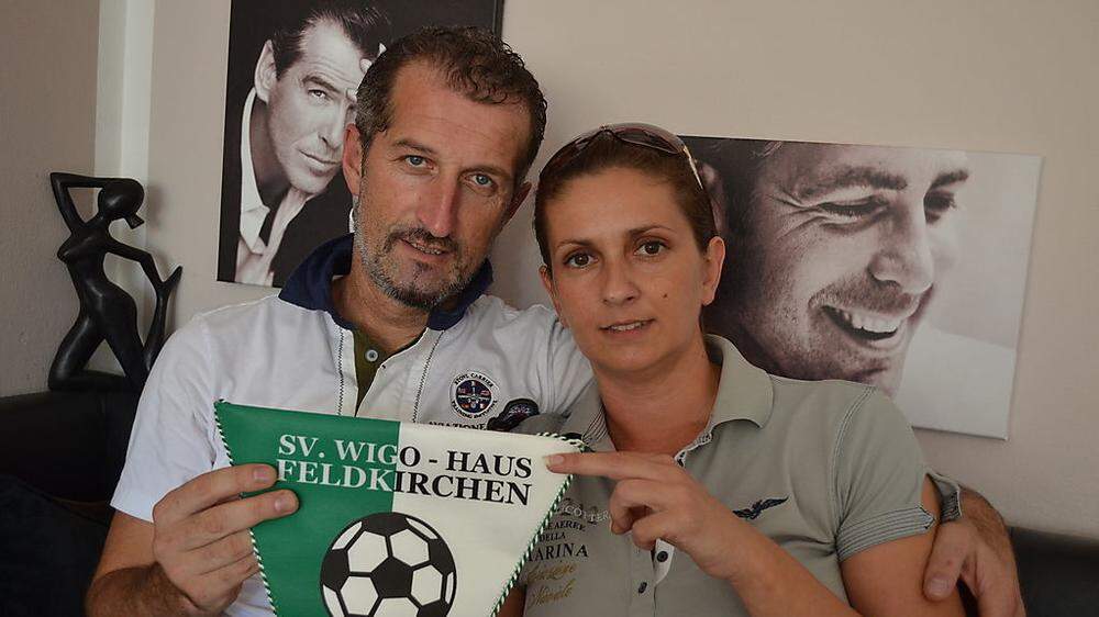              Nenad Pavicevic mit seiner Frau Snezana und einem Wimpel „seines“ Vereines 