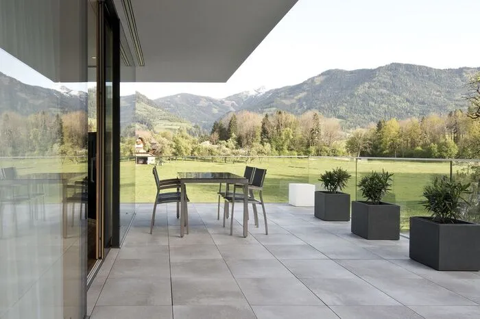 Die breite Terrasse zieht sich über zwei Seiten.