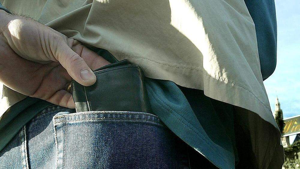 Mehrere hundert Euro stahl eine Unbekannte aus der Brieftasche eines Wolfsbergers 
