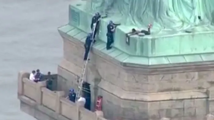 Als Vorsichtsmaßnahme sei die Insel Liberty Island, die rund 2,5 Kilometer vor der Südspitze Manhattans liegt, geräumt worden, berichtete der Sender CNN.  